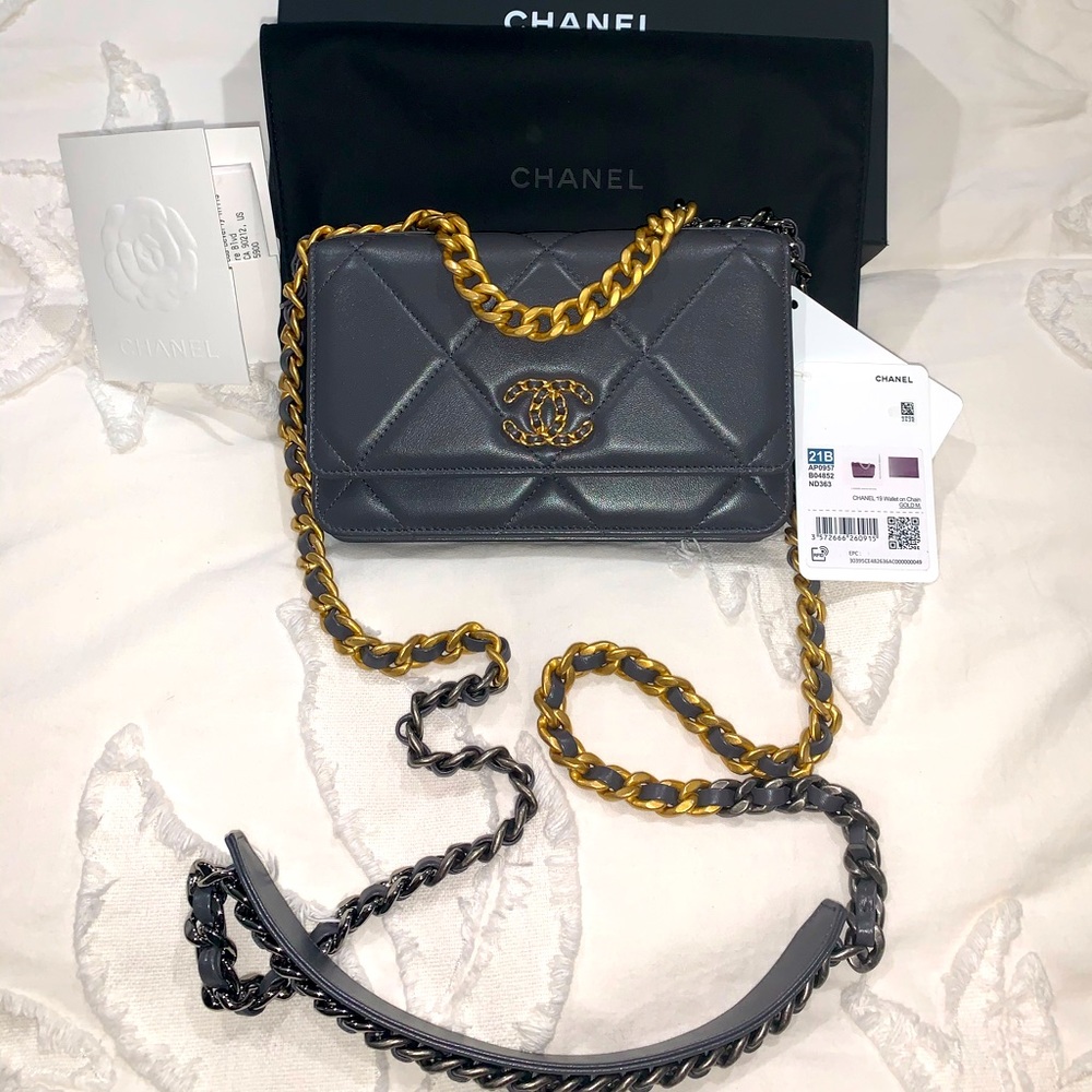 CHANEL
Lambskin Quilted 19 Wallet On Chain Grey